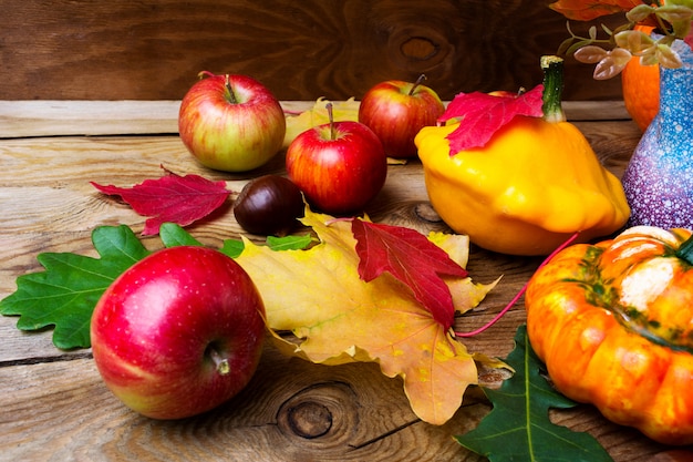 Mele mature e zucca gialla con le foglie, fine su.