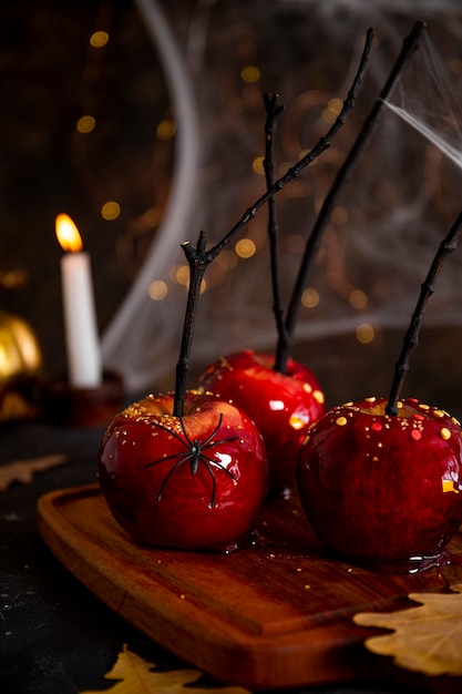 Mele rosse al caramello con un festoso decoro di halloween una delizia originale per un festoso halloween