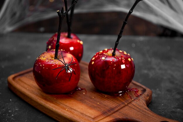 Mele rosse al caramello con un festoso decoro di halloween una delizia originale per un festoso halloween