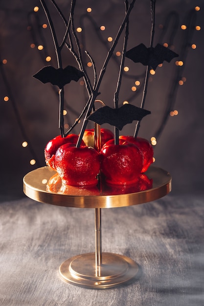 Mele rosse al caramello su uno sfondo scuro