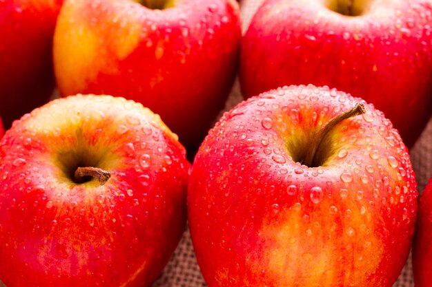 Mele rosse biologiche fresche dal mercato degli agricoltori locali.