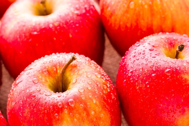 Mele rosse biologiche fresche dal mercato degli agricoltori locali.