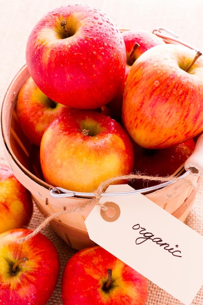 Mele rosse biologiche fresche dal mercato degli agricoltori locali.