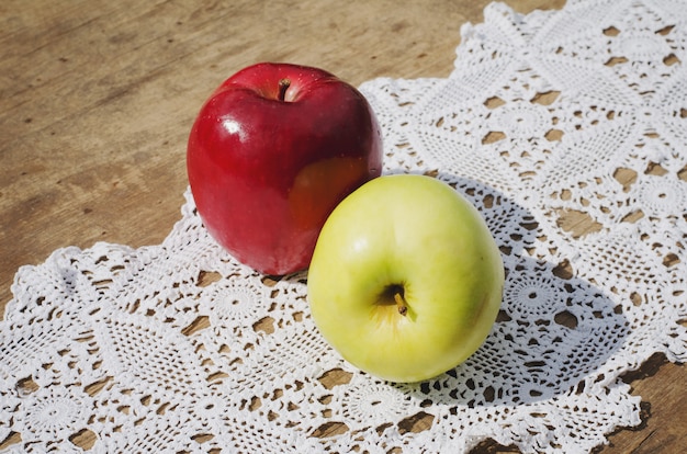 Mele rosse e gustose con un bicchiere di sidro