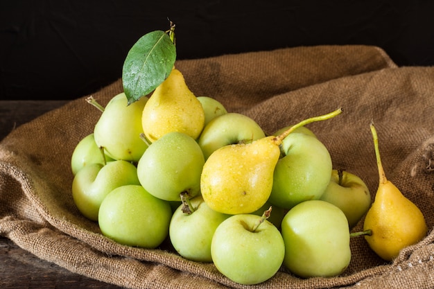 Mele rosse e verdi mature su fondo di legno. Mele in una ciotola Frutti del giardino raccogliere. Voi