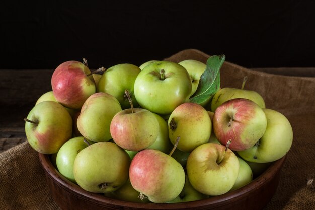 mele rosse e verdi. Mele in una ciotola Frutti del giardino Salutare. Vegetariano. Dieta