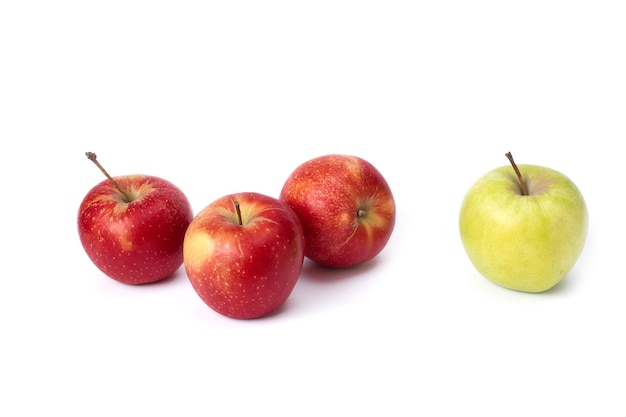 Mele rosse e verdi su fondo bianco Composizione di mele rosse e verdi su fondo bianco