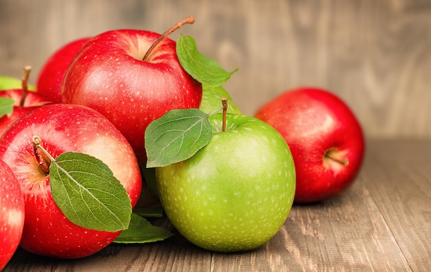 Mele rosse e verdi su un tavolo di legno