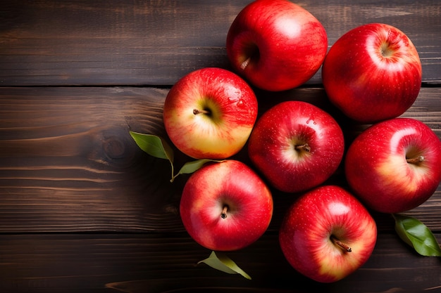 Mele rosse fresche su fondo di legno