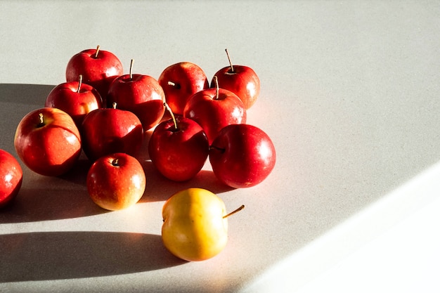 Mele rosse mature sul tavolo di pietra