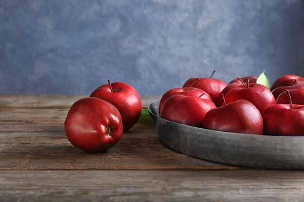 Mele rosse mature sulla tavola di legno