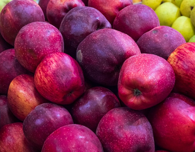 Mele rosse nel mercato