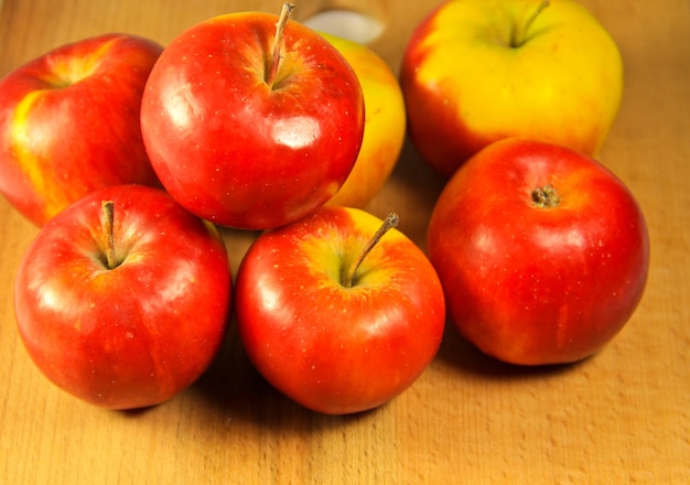 Mele rosse sul tavolo di legno