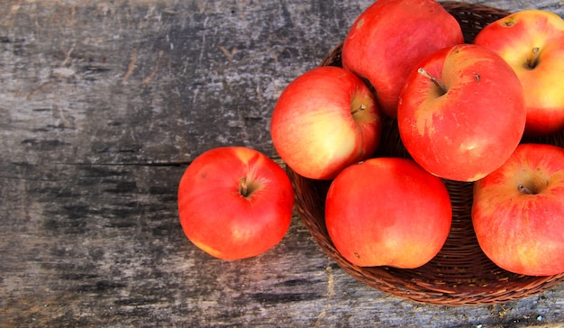 Mele rosse sullo sfondo di legno