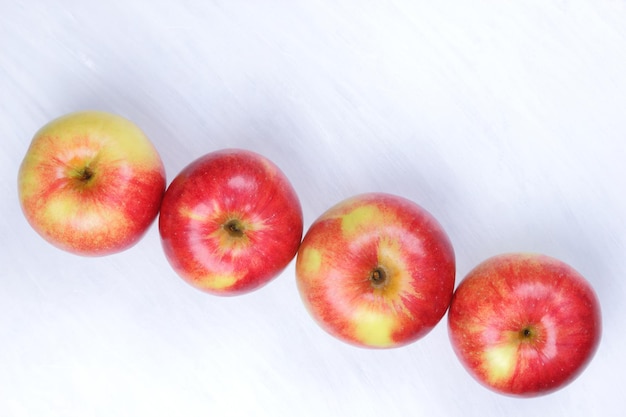 Mele su sfondo bianco Frutta fresca lavata per una colazione vegetariana Isolare le mele rosse Primo piano