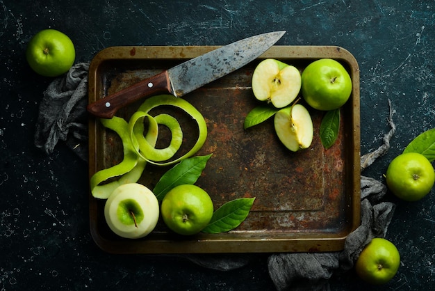 Mele verdi fresche a fette Frutta e vitamine Stile rustico Su uno sfondo di pietra nera