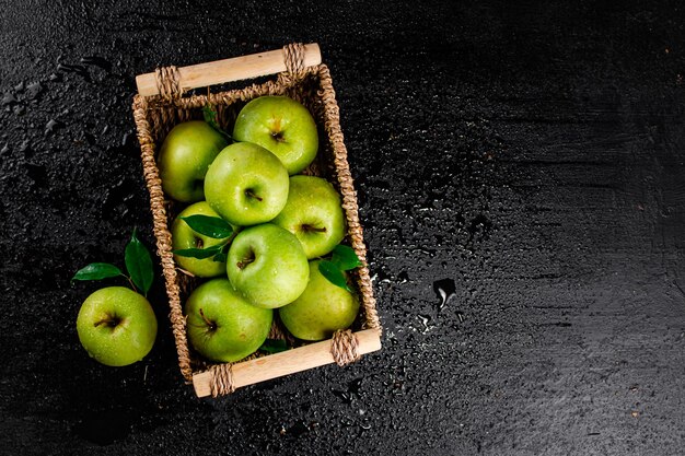 Mele verdi fresche in un canestro