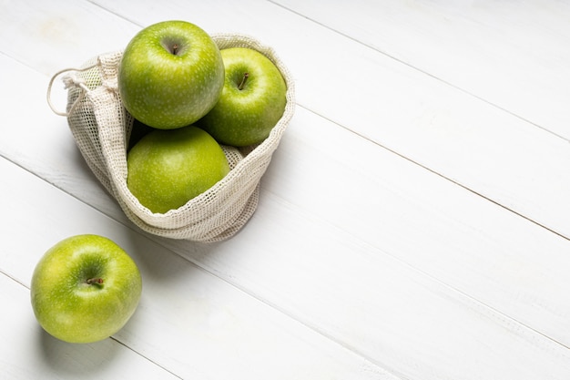 Mele verdi fresche in un sacchetto di frutta ecologico