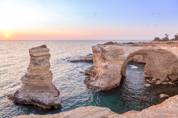 Meledugno città in Italia, Regione Puglia. Spettacolare vista all'alba sulle scogliere di Santo Andrea