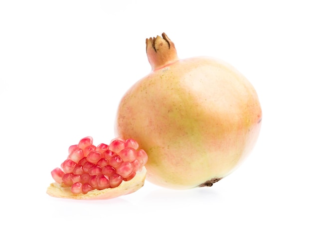 Melograni Frutta isolata su uno sfondo bianco.