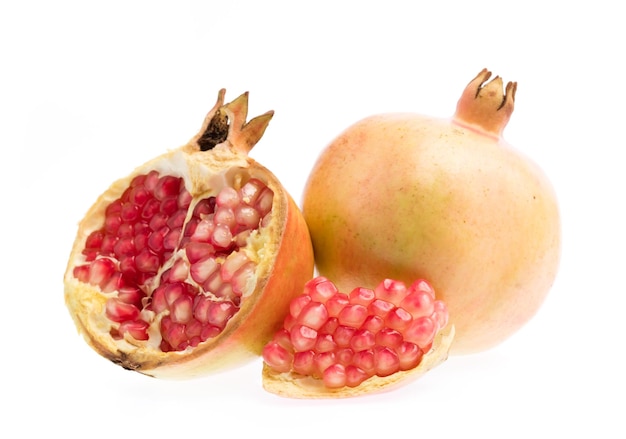Melograni Frutta isolata su uno sfondo bianco.