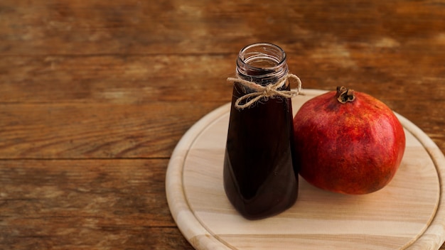 Melograni maturi con succo su fondo di legno