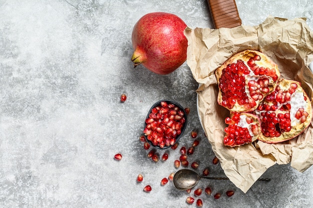 Melograno e semi maturi su un tagliere di legno. Frutta biologica.