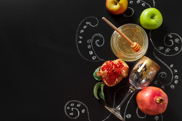 Melograno, mela e miele per i simboli della festa tradizionale Rosh hashanah (festa ebraica di capodanno)