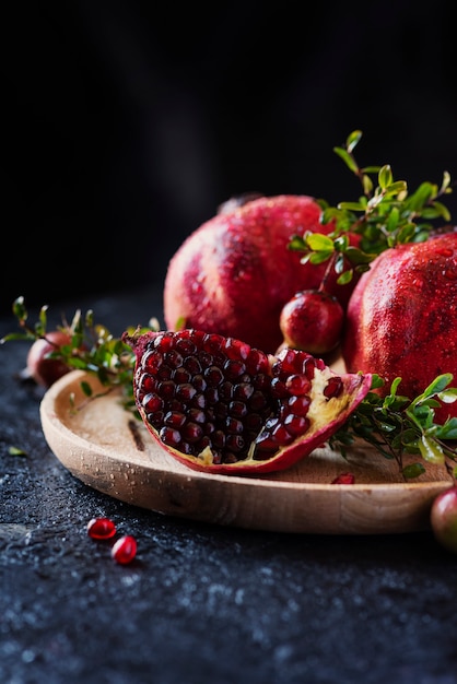 Melograno rosso dolce con foglie verdi