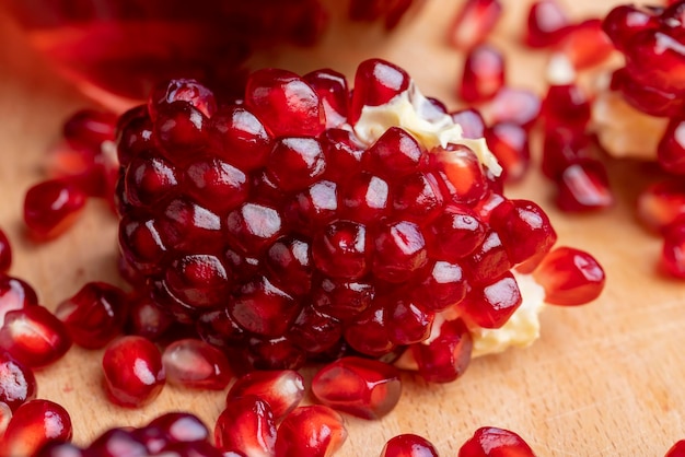 Melograno rosso maturo con chicchi rossi e succosi frutti di melograno deliziosi e sani