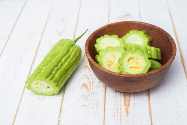 Melone amaro sulla tavola di legno bianca