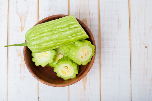 Melone amaro sulla tavola di legno bianca