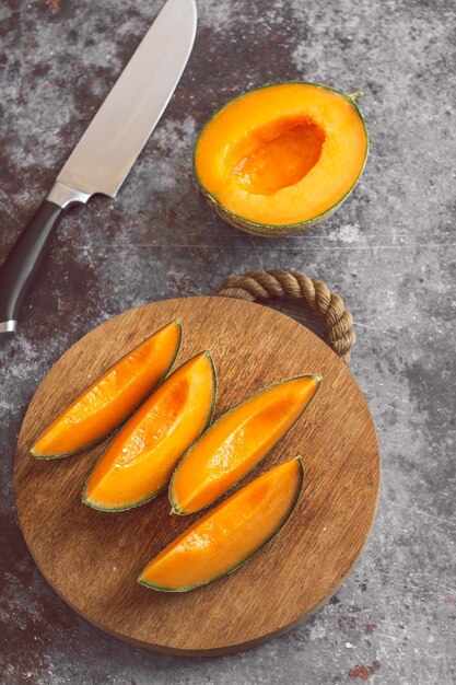 Melone arancia dolce fresco sulla tavola di legno