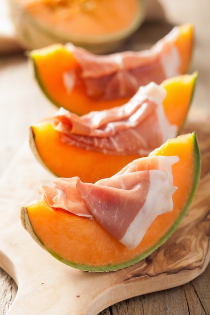 Melone cantalupo con prosciutto. antipasto italiano