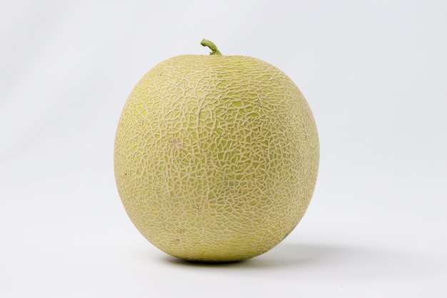 melone cantalupo isolato su bianco