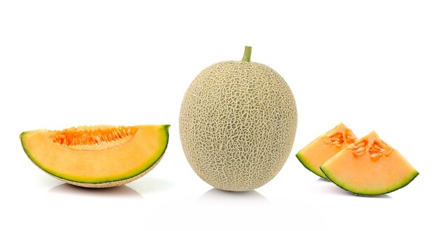 melone cantalupo isolato su sfondo bianco