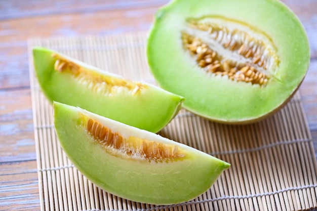 Melone cantalupo su piatto Cantalupo di legno fetta di frutta tailandese per la salute cantalupo verde thailandia