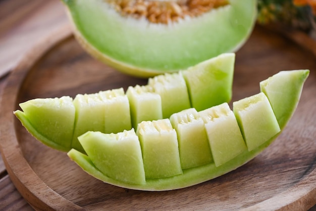 Melone cantalupo su piatto Cantalupo di legno fetta di frutta tailandese per la salute cantalupo verde thailandia