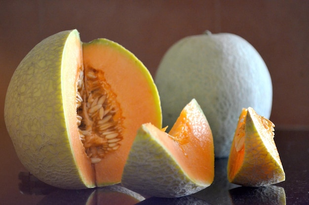 melone cantalupo su un piatto