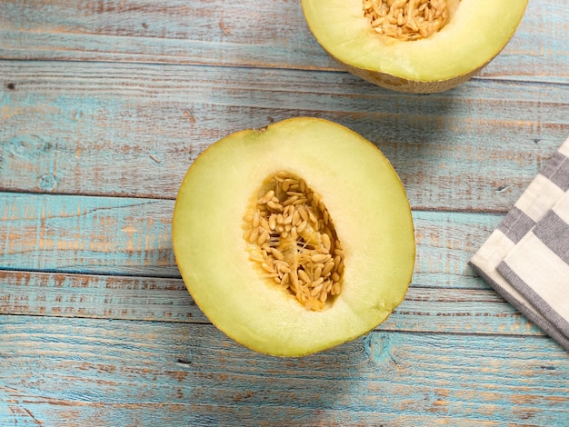 Melone che viene tagliato a metà sul tavolo