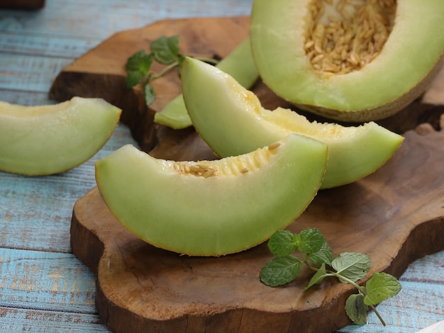 Melone che viene tagliato a metà sul tavolo