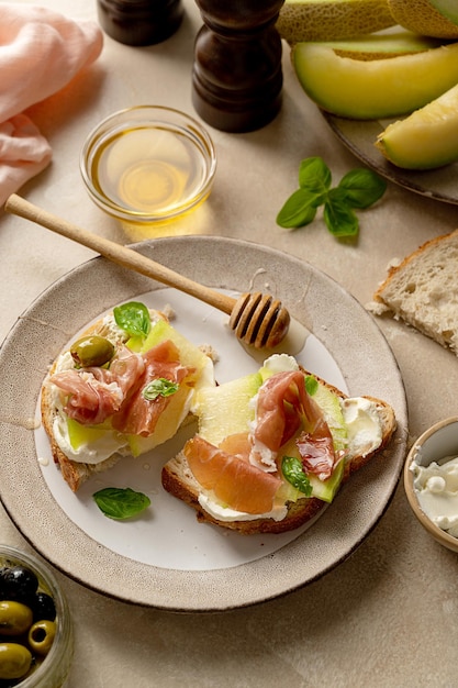 Melone con crostini di prosciutto con basilico e miele Antipasti snack