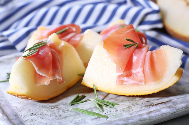Melone con prosciutto di prosciutto di Parma su tavolo di legno