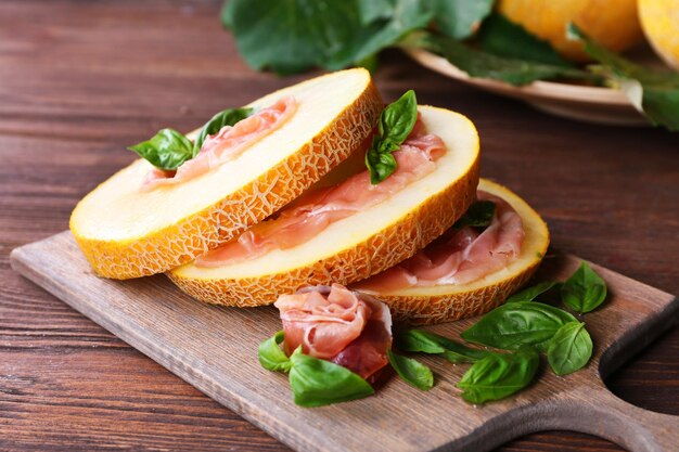 Melone con prosciutto di prosciutto di Parma su tavolo di legno