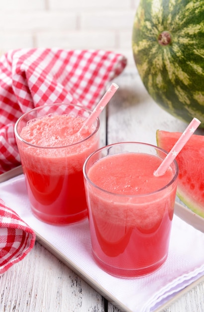 Melone d'acqua succoso sul tavolo sullo sfondo di una parete di mattoni