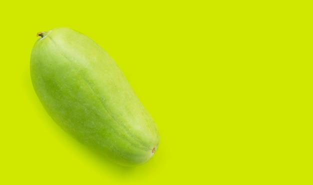 Melone d'inverno su sfondo verde. Vista dall'alto