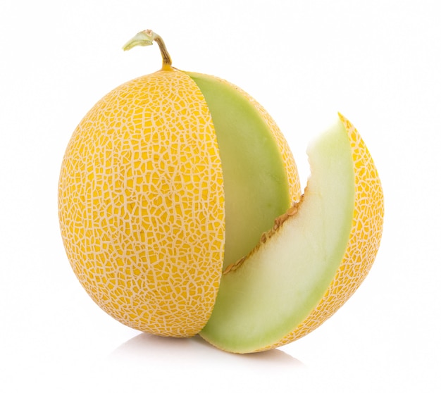 Melone del cantalupo dell'oro isolato su fondo bianco