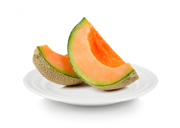 Melone del cantalupo in piatto bianco su spazio bianco