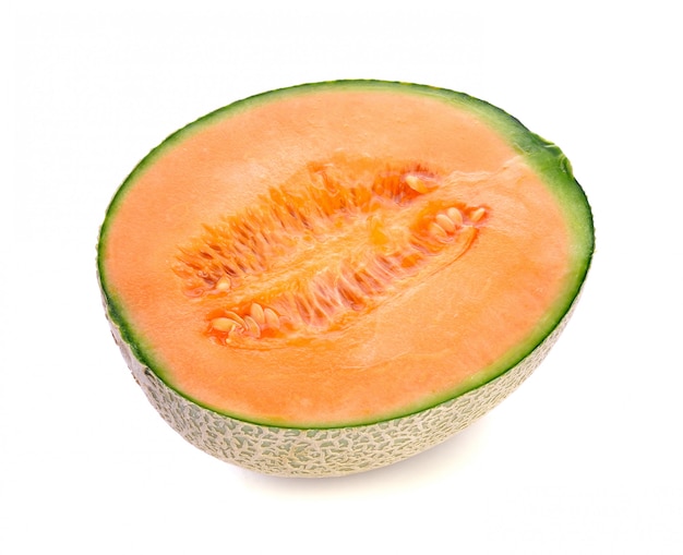 Melone del cantalupo nel fondo bianco isolato