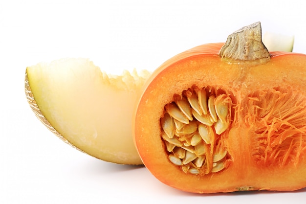 Melone di zucca isolato su sfondo bianco